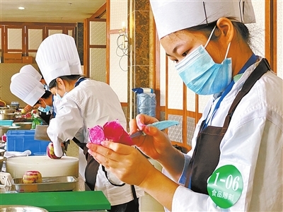 珠海市各大職業(yè)院校、技工院校積極貫徹&ldquo;產(chǎn)業(yè)第一&rdquo;決策部署 職業(yè)教育與產(chǎn)業(yè)需求實(shí)現(xiàn)&ldquo;同頻共振&rdquo;